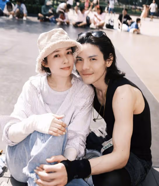 向佐曬一家四口迪士尼度假照,為郭碧婷打傘顯殷勤,兩人眼神拉絲