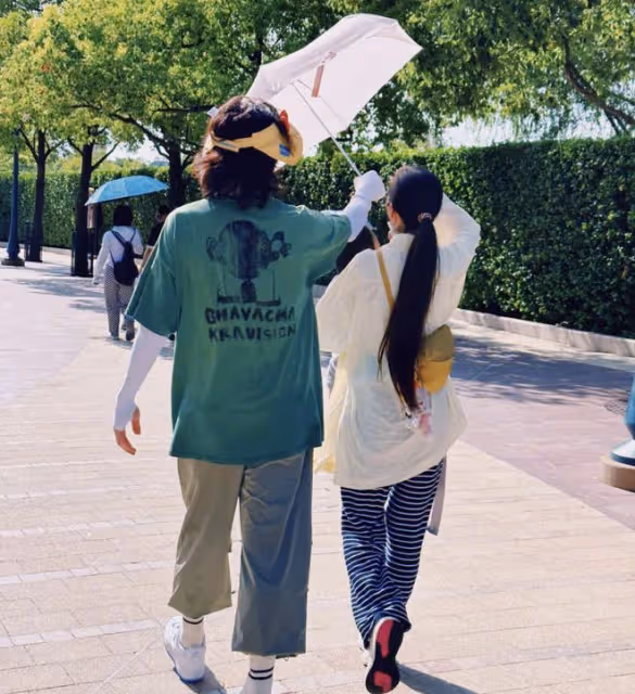 向佐曬一家四口迪士尼度假照，為郭碧婷打傘顯殷勤，兩人眼神拉絲