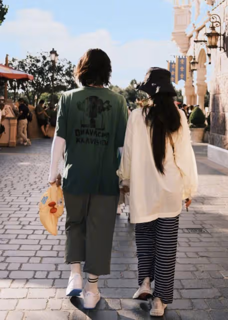 向佐曬一家四口迪士尼度假照，為郭碧婷打傘顯殷勤，兩人眼神拉絲