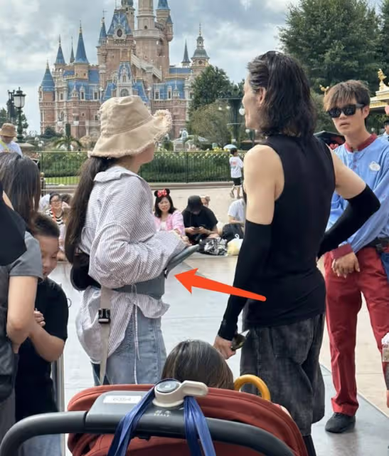 向佐曬一家四口迪士尼度假照，為郭碧婷打傘顯殷勤，兩人眼神拉絲