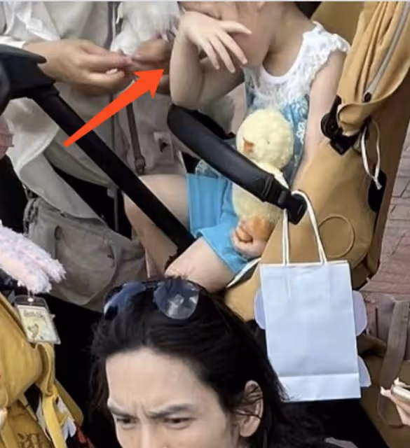 向佐曬一家四口迪士尼度假照，為郭碧婷打傘顯殷勤，兩人眼神拉絲