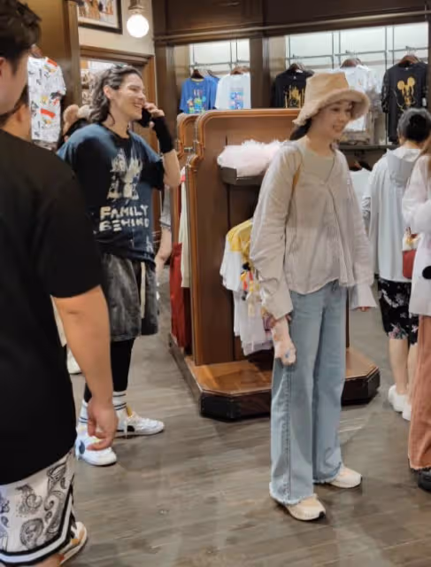 向佐曬一家四口迪士尼度假照，為郭碧婷打傘顯殷勤，兩人眼神拉絲