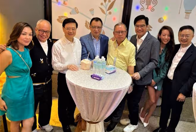 宣布復出!前港姐新劇演羅嘉良老婆!嫁富商後生三位千金!