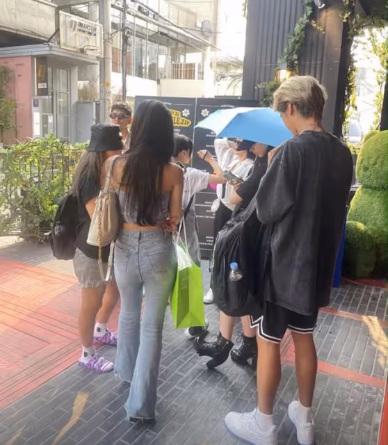 小S帶3個女兒游韓國被偶遇,15歲二女兒前凸後翹,身材火辣太成熟