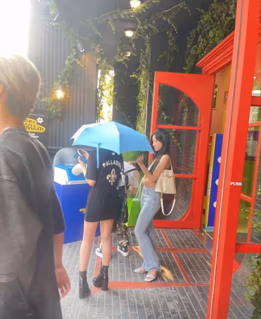 小S帶3個女兒游韓國被偶遇,15歲二女兒前凸後翹,身材火辣太成熟