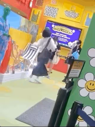 小S帶3個女兒游韓國被偶遇,15歲二女兒前凸後翹,身材火辣太成熟
