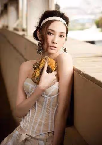 吳佩慈為何生4胎不領證?劉歡妻子大不一樣,2個女人不同的結局
