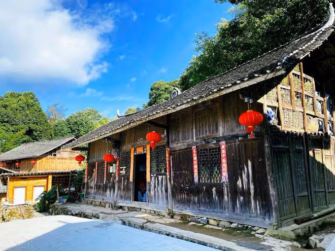 總覺得樓市要崩的老公，回鄉買了棟破屋，他非說以後值錢，奇葩！