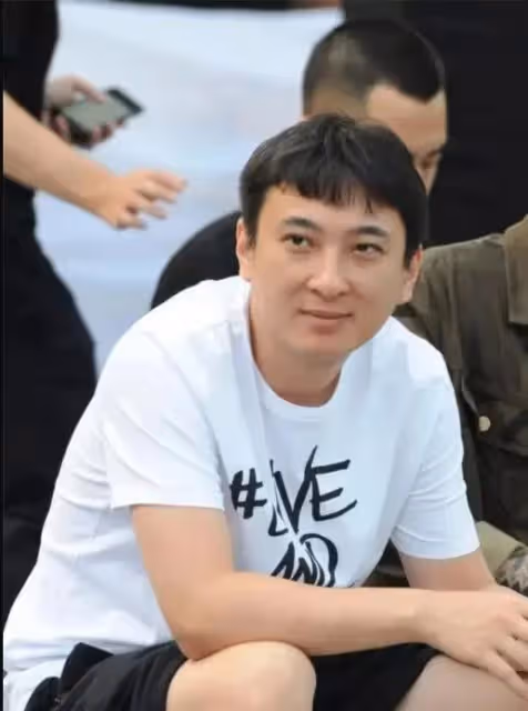 突傳喜訊!王思聰被曝當爸,抱孩子照片曝光,去年牽手懷孕女生