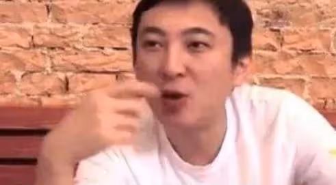 突傳喜訊!王思聰被曝當爸,抱孩子照片曝光,去年牽手懷孕女生