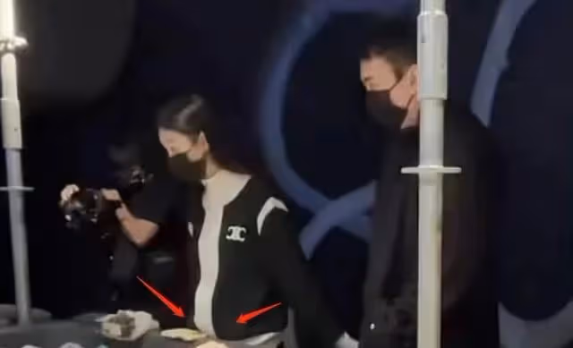 突傳喜訊!王思聰被曝當爸,抱孩子照片曝光,去年牽手懷孕女生