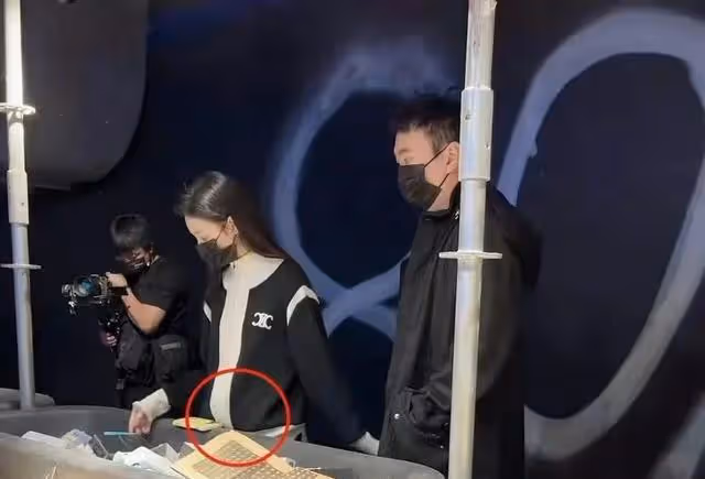 突傳喜訊!王思聰被曝當爸,抱孩子照片曝光,去年牽手懷孕女生