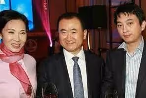 突傳喜訊!王思聰被曝當爸,抱孩子照片曝光,去年牽手懷孕女生