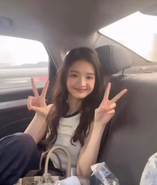 突傳喜訊!王思聰被曝當爸,抱孩子照片曝光,去年牽手懷孕女生