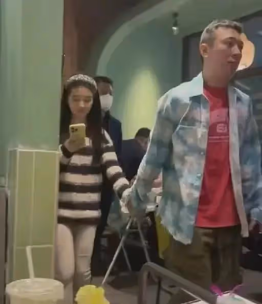 突傳喜訊!王思聰被曝當爸,抱孩子照片曝光,去年牽手懷孕女生