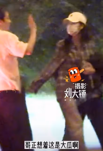 baby和經紀人賈士凱挽手去酒店，兩人擁抱告別，舉止親密引誤會
