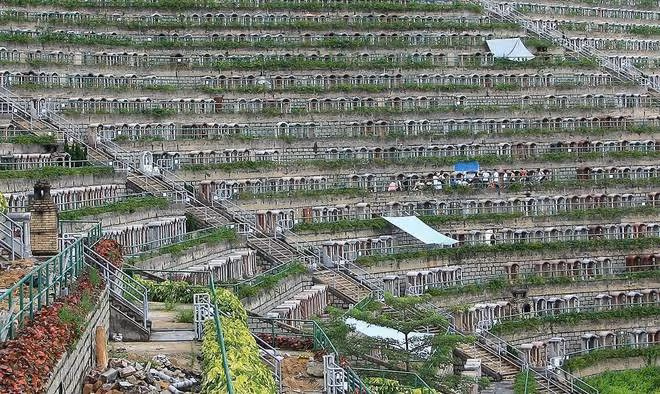 李玟墓地尚未公布,歌迷希望她墓位和黃家駒的墓位相鄰在一起