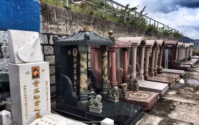 李玟墓地尚未公布,歌迷希望她墓位和黃家駒的墓位相鄰在一起