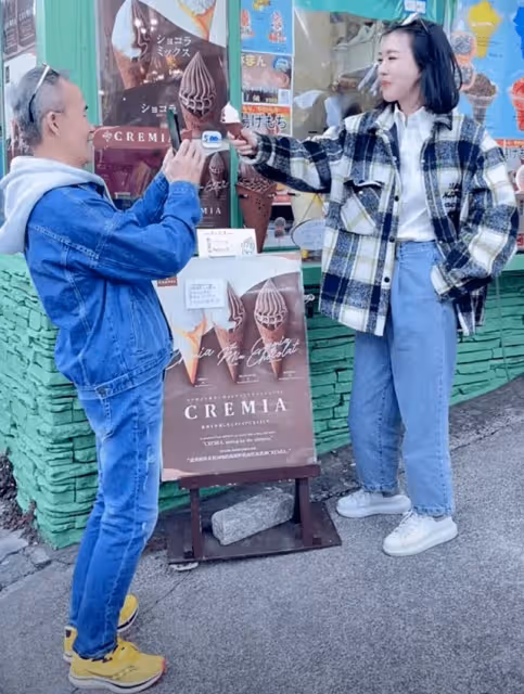王石陪妻女逛超市,父女相差69歲被吐槽像祖孫,疑送囡囡日本留學