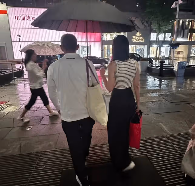 田朴珺夫婦帶娃逛商場,3歲囡囡精靈似小公主,王石貼心撐傘拎包