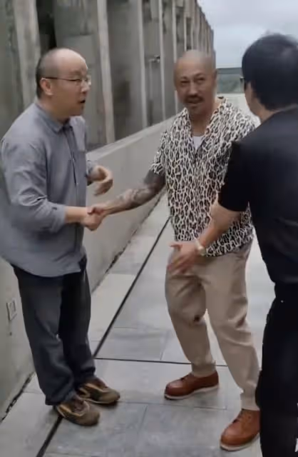 53歲竇唯疑父女戀,與女子約會變化大,女方漂亮與竇靖童年齡相仿