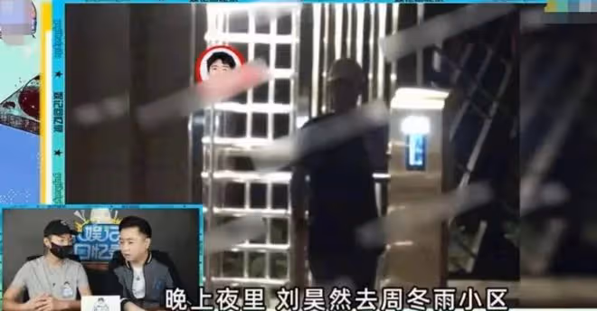 周冬雨穿衣風格大變，一身黑色長裙腰細腿長，皮膚白皙氣質高級