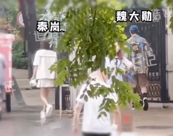 秦嵐魏大勛手挽手回家！秦嵐多次主動示好，手臂膝蓋暴露真實年齡