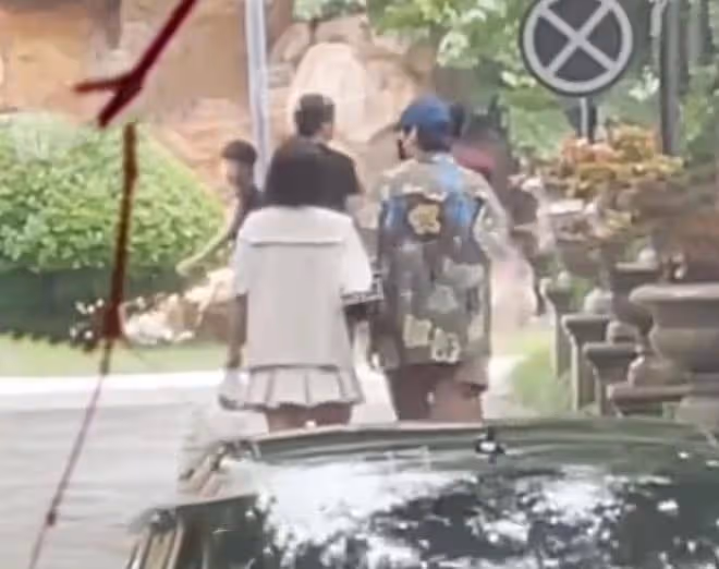 秦嵐魏大勛手挽手回家！秦嵐多次主動示好，手臂膝蓋暴露真實年齡
