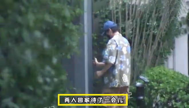 秦嵐魏大勛手挽手回家！秦嵐多次主動示好，手臂膝蓋暴露真實年齡