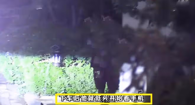 秦嵐魏大勛手挽手回家！秦嵐多次主動示好，手臂膝蓋暴露真實年齡