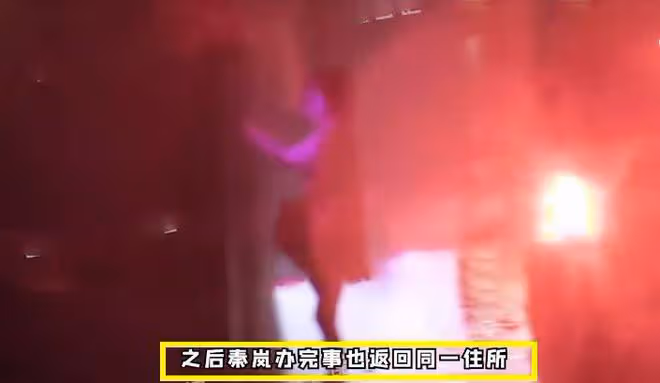 秦嵐魏大勛手挽手回家！秦嵐多次主動示好，手臂膝蓋暴露真實年齡