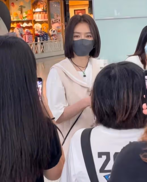 秦嵐魏大勛手挽手回家！秦嵐多次主動示好，手臂膝蓋暴露真實年齡