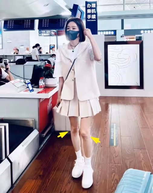秦嵐魏大勛手挽手回家！秦嵐多次主動示好，手臂膝蓋暴露真實年齡