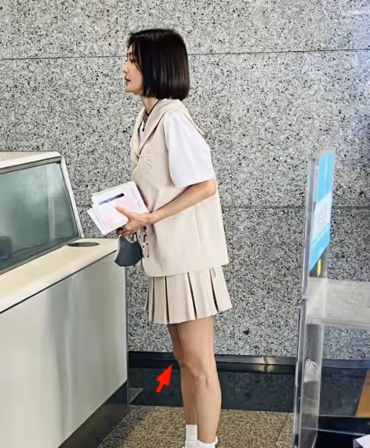 秦嵐魏大勛手挽手回家！秦嵐多次主動示好，手臂膝蓋暴露真實年齡