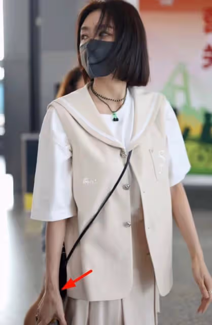 秦嵐魏大勛手挽手回家！秦嵐多次主動示好，手臂膝蓋暴露真實年齡