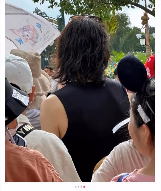郭碧婷一家現身迪士尼，拒絕粉絲合影，打扮土氣毫無女神氣息