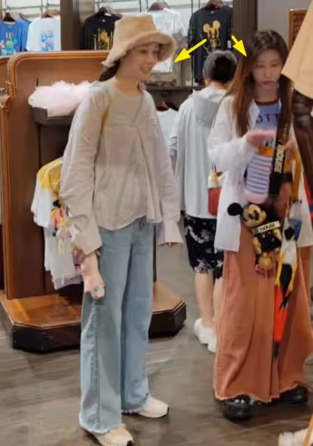 郭碧婷一家現身迪士尼，拒絕粉絲合影，打扮土氣毫無女神氣息