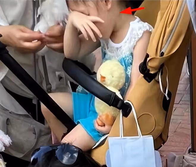 郭碧婷一家現身迪士尼，拒絕粉絲合影，打扮土氣毫無女神氣息