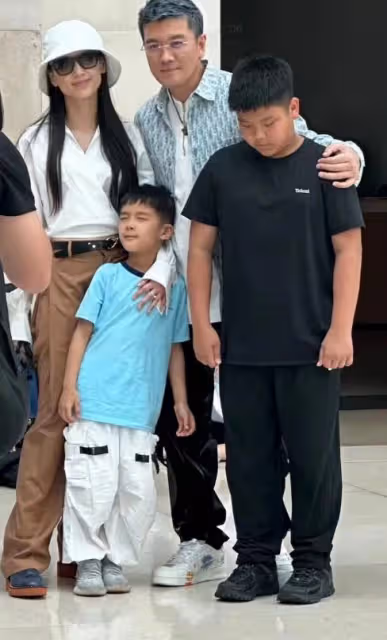 黃聖依一家現身倫敦，力破離婚傳聞，11歲安迪體重飆至130斤