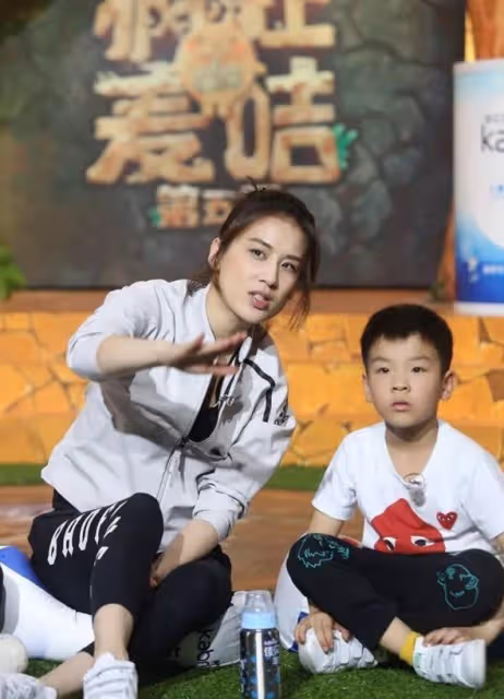 黃聖依一家現身倫敦，力破離婚傳聞，11歲安迪體重飆至130斤