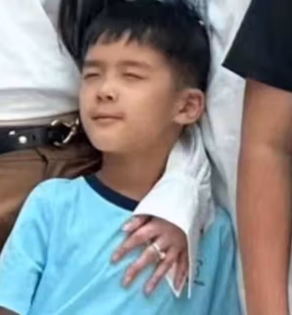 黃聖依一家現身倫敦，力破離婚傳聞，11歲安迪體重飆至130斤