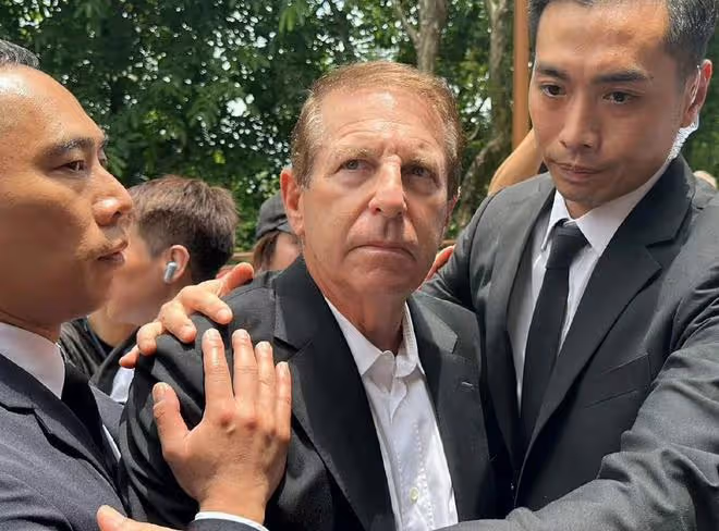 李玟二姐設歌迷答謝宴,給每位歌迷發紅包,歌迷開懷大笑引爭議