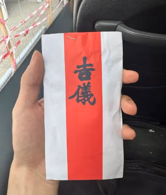 李玟二姐設歌迷答謝宴,給每位歌迷發紅包,歌迷開懷大笑引爭議