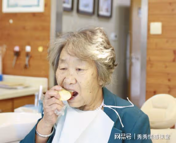 做住家保姆,啥都不用做,每天陪僱主說話,工資4800我卻想逃