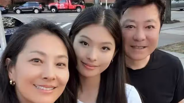 58歲戲骨祖孫三代定居美國！一家四口幸福溫馨，18歲女兒長相漂亮