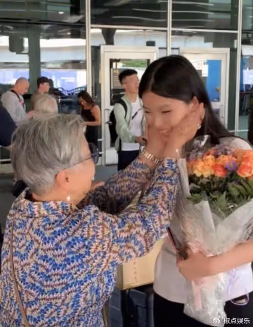 58歲戲骨祖孫三代定居美國!一家四口幸福溫馨,18歲女兒長相漂亮