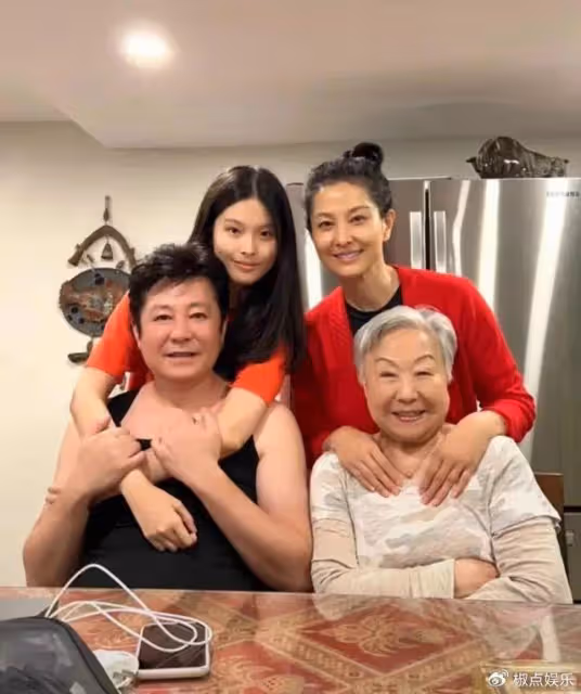 58歲戲骨祖孫三代定居美國!一家四口幸福溫馨,18歲女兒長相漂亮