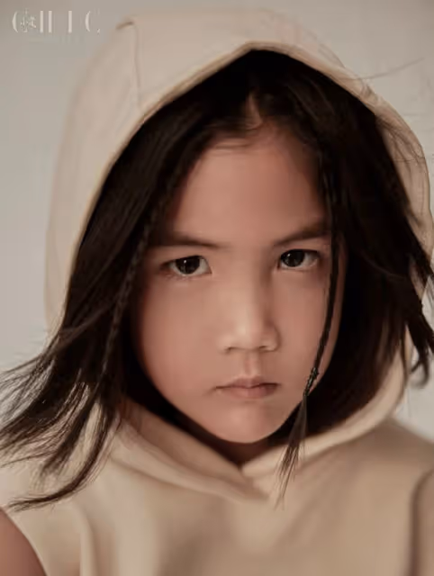 何潔一家五口首登雜誌,與二婚老公高調放閃,三個兒女都正臉出鏡