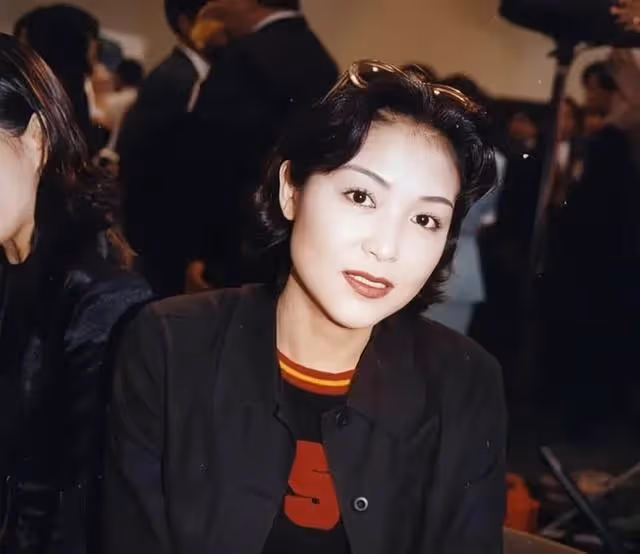 香港知名女星宣布復出,息影25年再拍劇,隨富商移居國外連生仨女