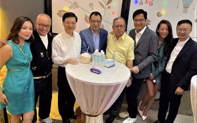 香港知名女星宣布復出,息影25年再拍劇,隨富商移居國外連生仨女
